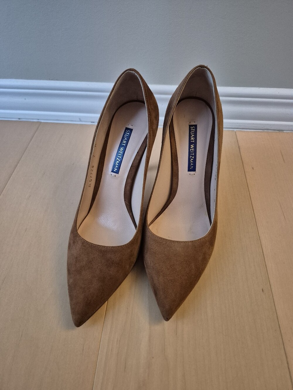 Like new! STUART WEITZMAN Brown Suede Pumps Size 7